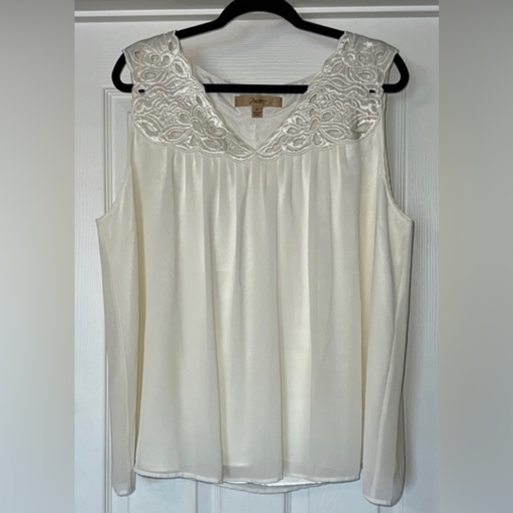 Niotto women’s XL off white V-neck sleeveless chiffon lined top blouse